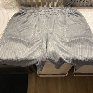 Men’s knee-length athletic shorts